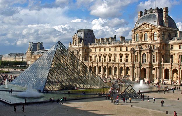 Louvre Museum Photo Stop
